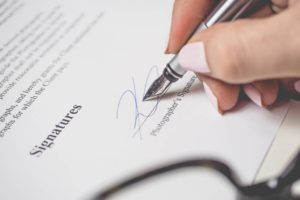 Cláusulas de contrato de trabajo: lo esencial que debes incluir en este documento