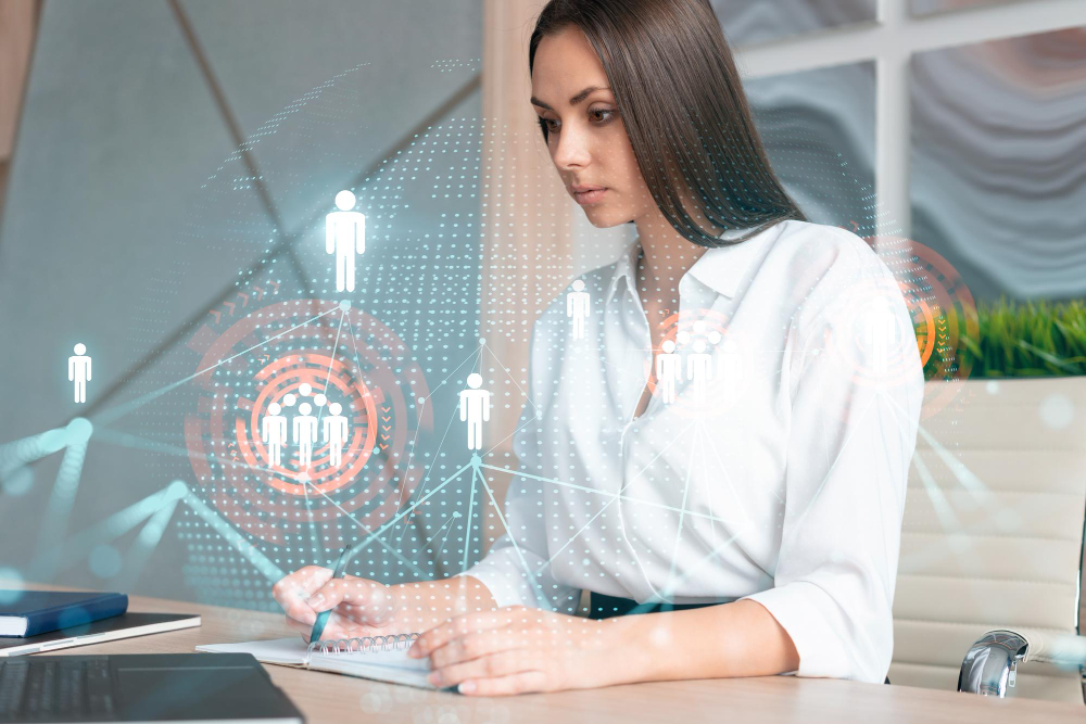 Retrato de una empresaria vestida formalmente trabajando con documentos y buscando empleados para contratar nuevos candidatos para consultoría de negocios internacionales. Iconos de redes sociales de RR.HH. sobre fondo de oficina.