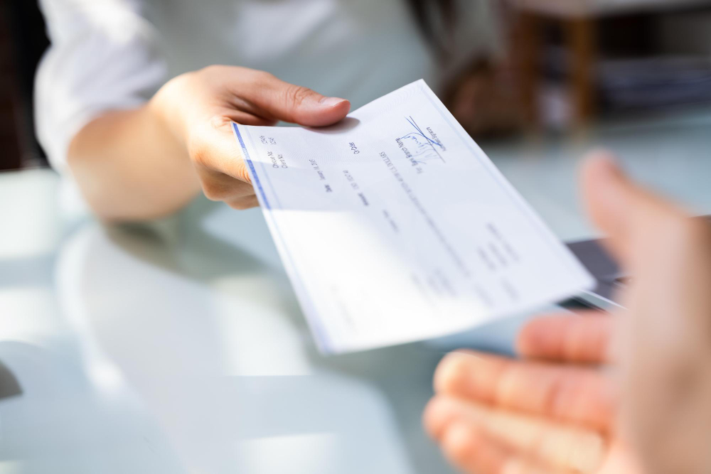 Entrega de cheque correspondiente a indemnización laboral calculada con el tope de indemnización vigente en Chile.