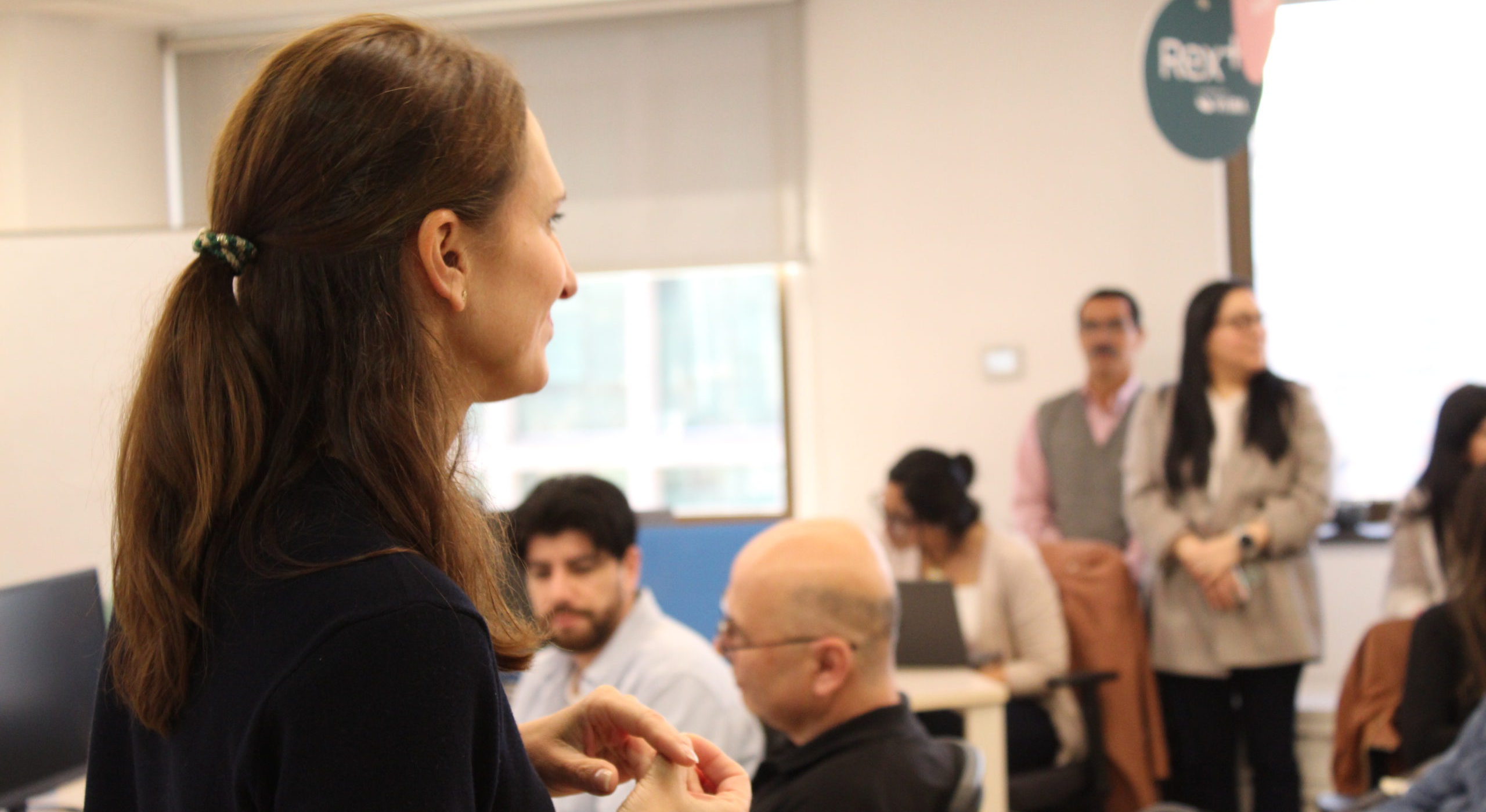 Presentación de Merete Hverven en las oficinas de Rex+, abordando el rol de la inteligencia artificial en la gestión de personas.