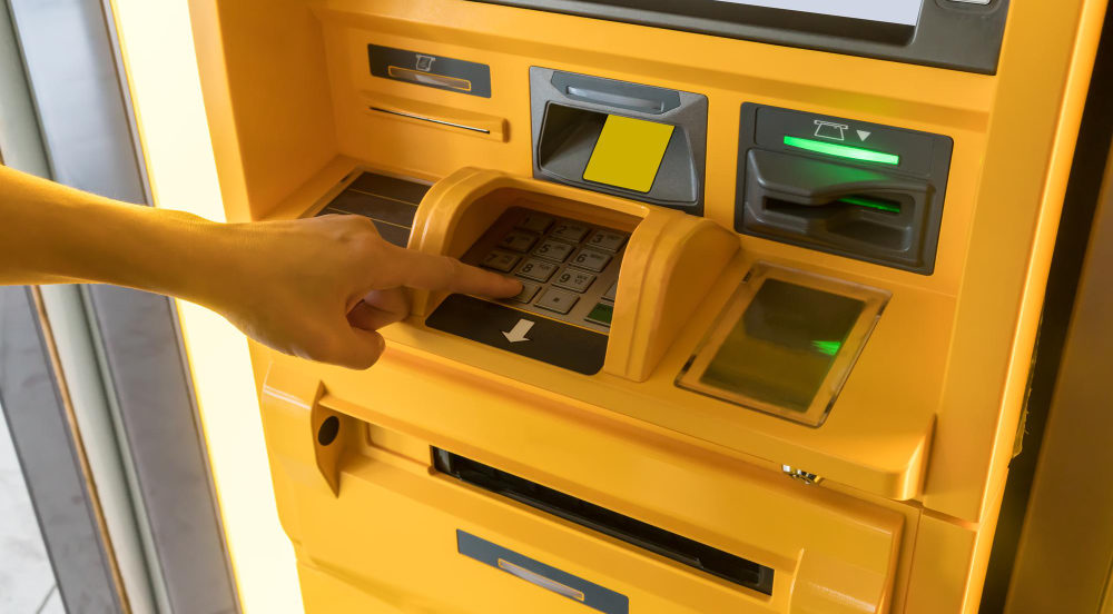 Persona retirando su anticipo de sueldo.